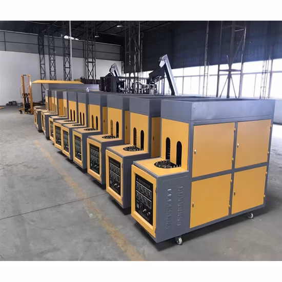 Macchina per lo stampaggio mediante soffiatura di bottiglie di acqua potabile per animali domestici in plastica semi automatica con produzione stabile di prezzo di fabbrica 2500bph